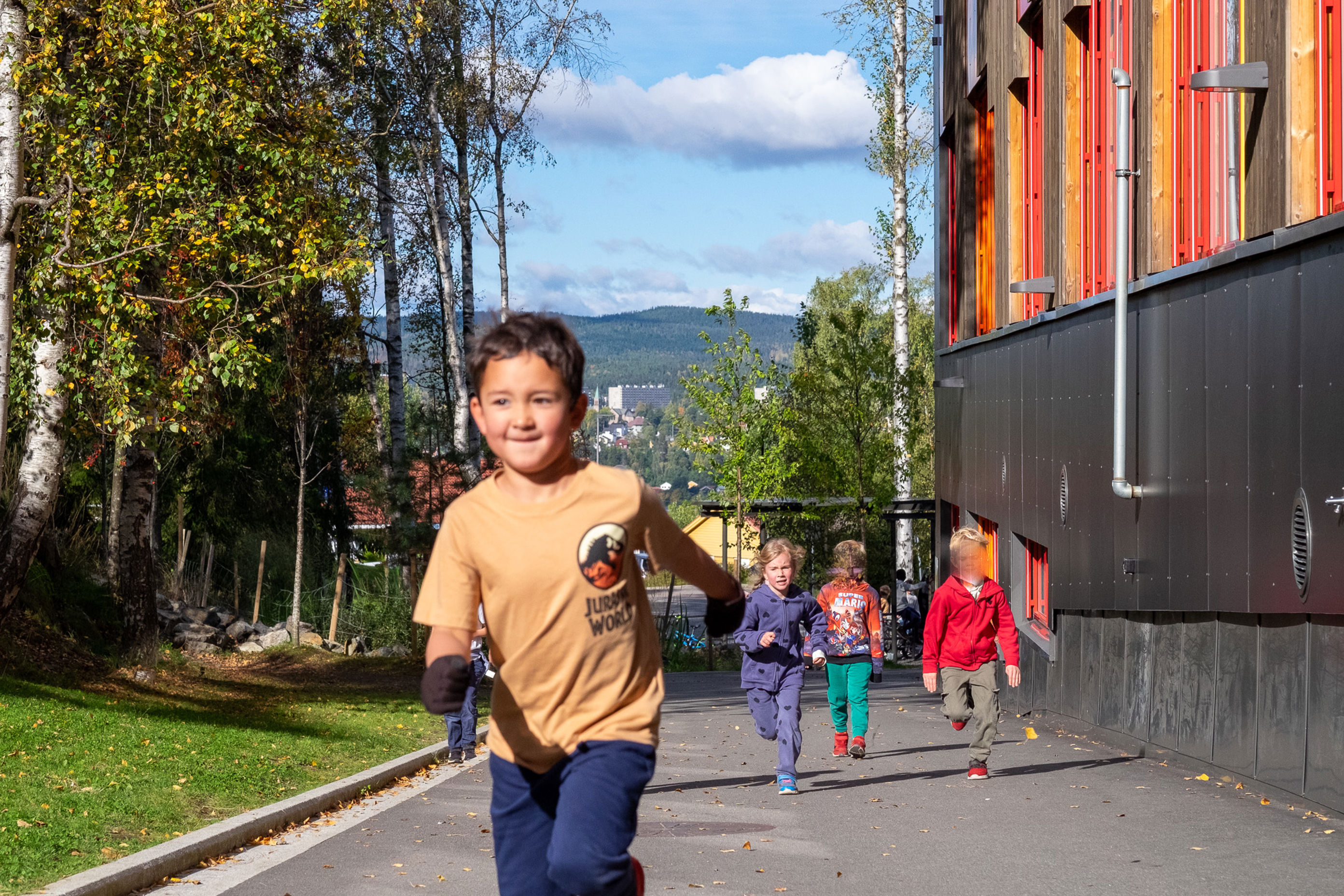 en gruppe barn som løper på en sti