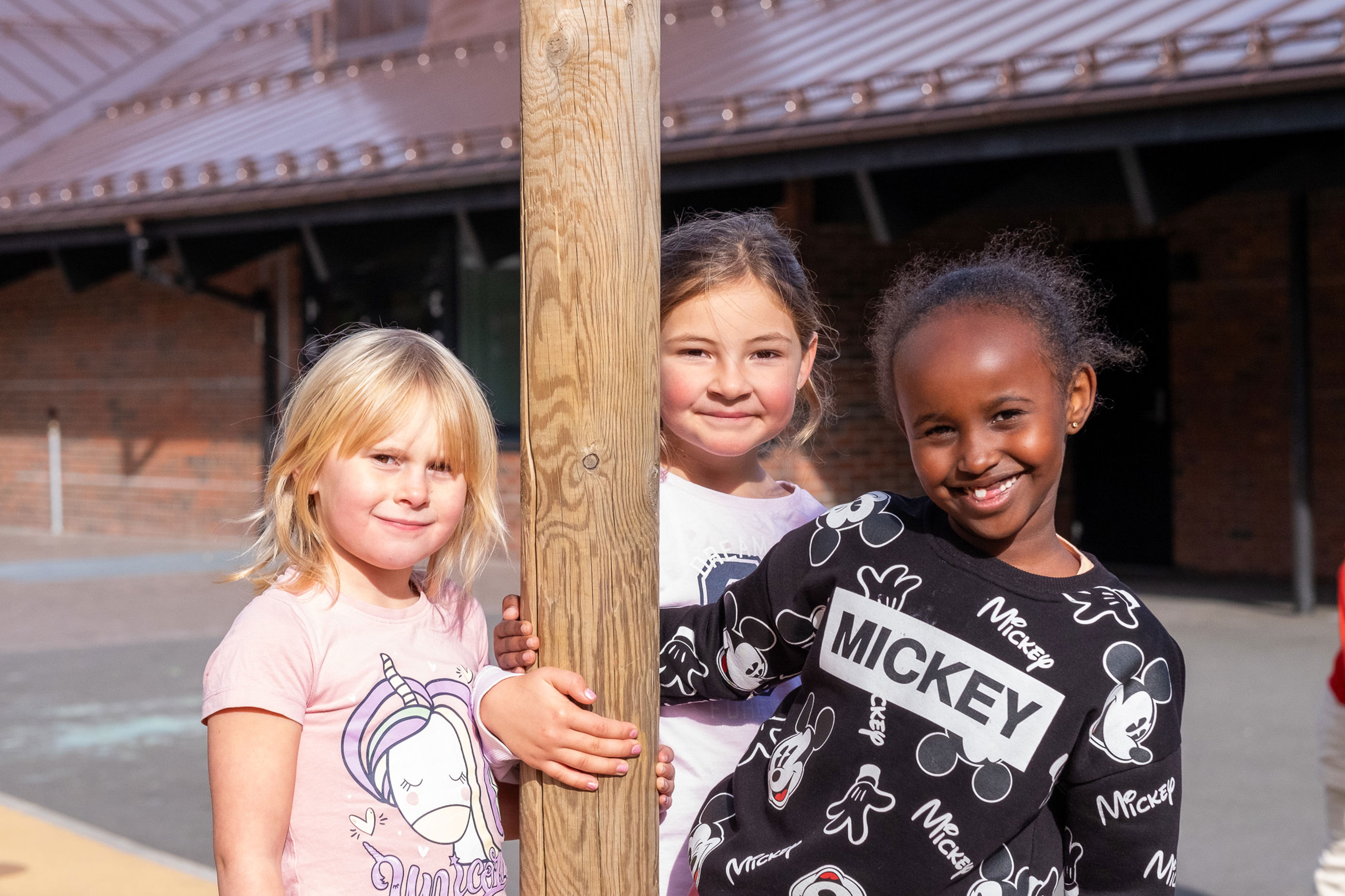 en gruppe barn som poserer for et bilde