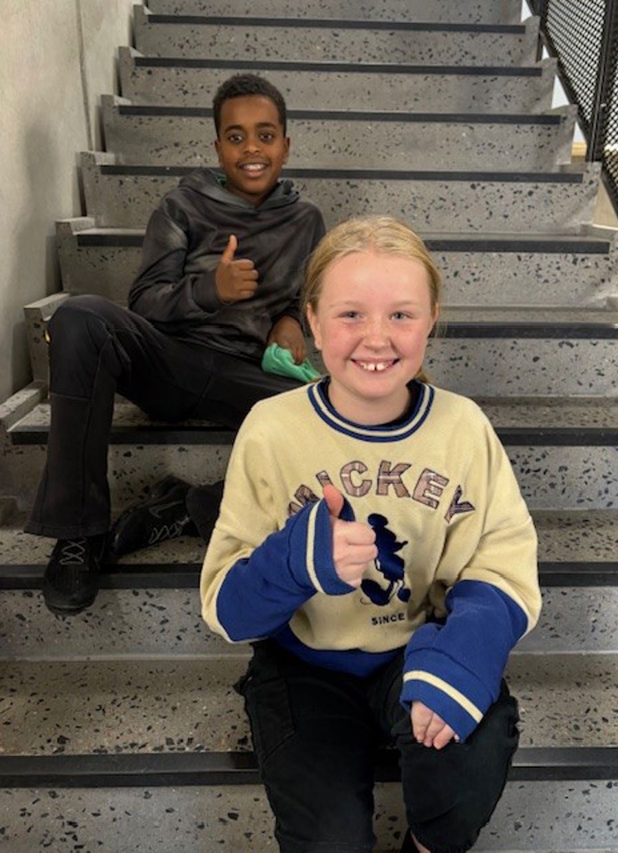 et barn og et barn som sitter på trappen