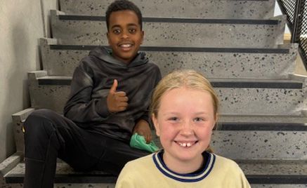 et barn og et barn som sitter på trappen et barn og et barn som sitter på trappen