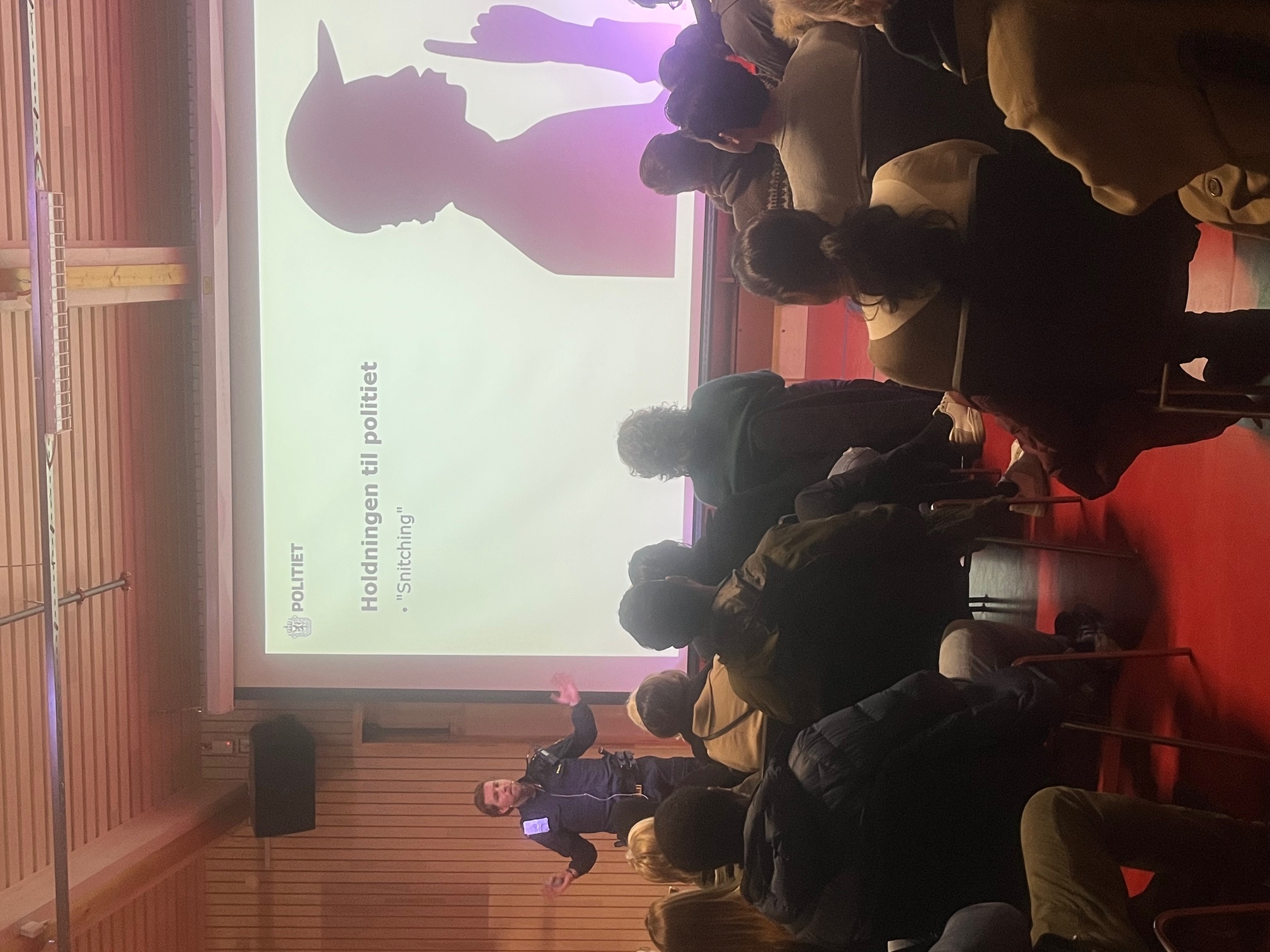 Kirsten Helene Teige en person som holder en presentasjon for en gruppe mennesker