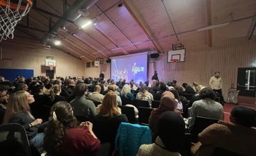 en person som holder en presentasjon for et publikum