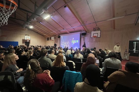 en person som holder en presentasjon for et publikum