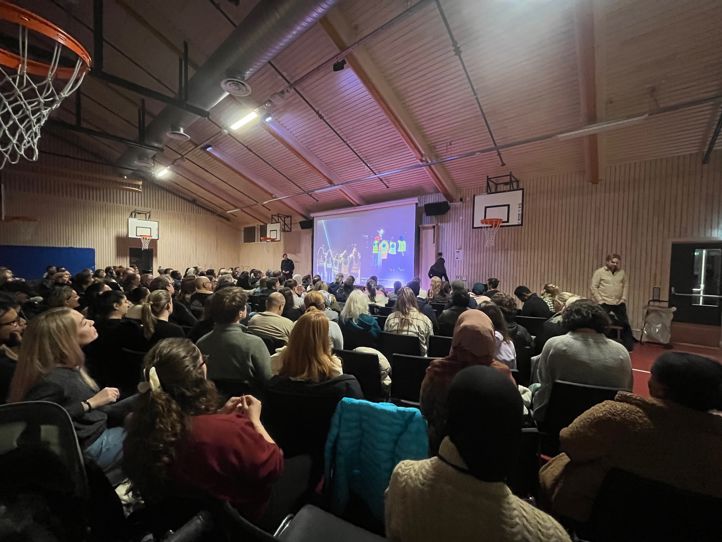 Foto: Kirsten Helene Teige en person som holder en presentasjon for et publikum